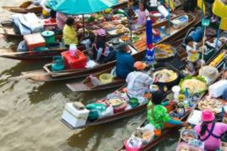 Jeden den na thajském plovoucím trhu Amphawa