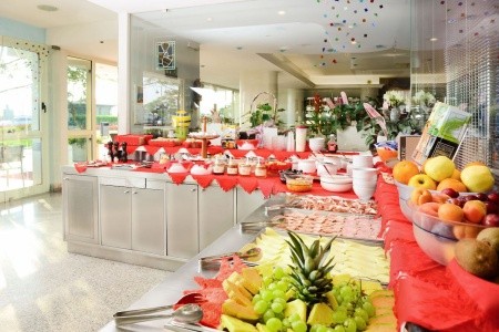 Hotel Caesar S Bazénem