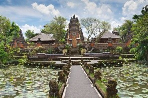 Chrám Pura Taman Saraswati (Lotosový chrám)