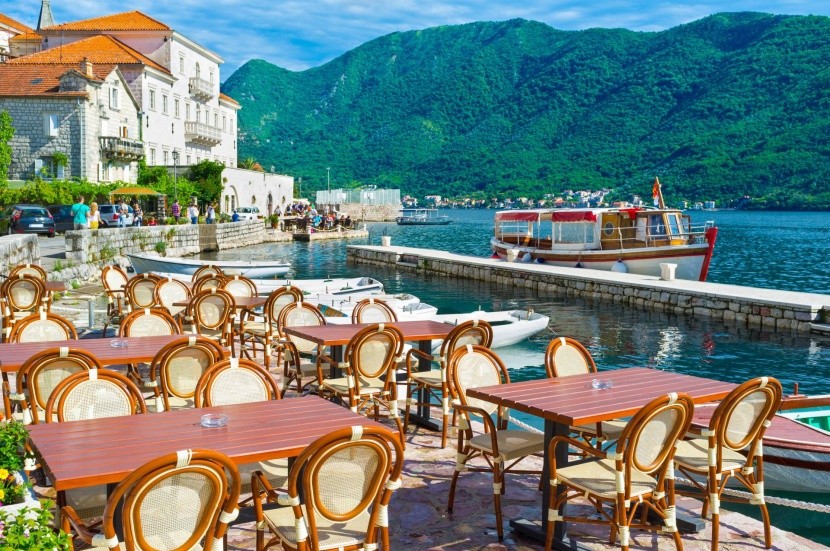 Kavárna v přístavu Perast